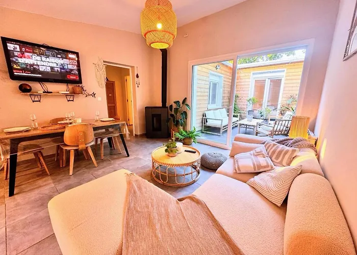 Maison Langevin 2-Bedroom House With Cozy Garden & Patio